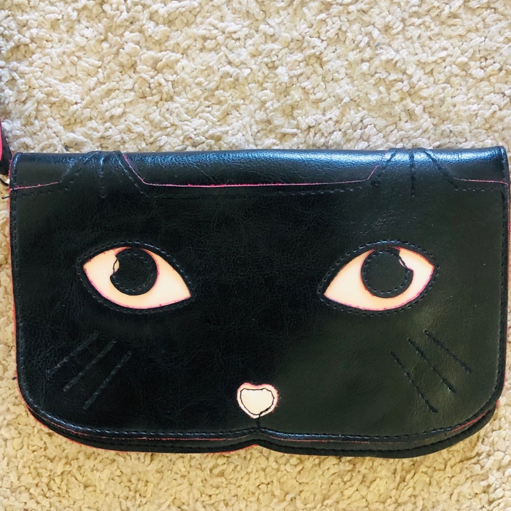 Super cute cat purse with adjustable straps. 9”x6”